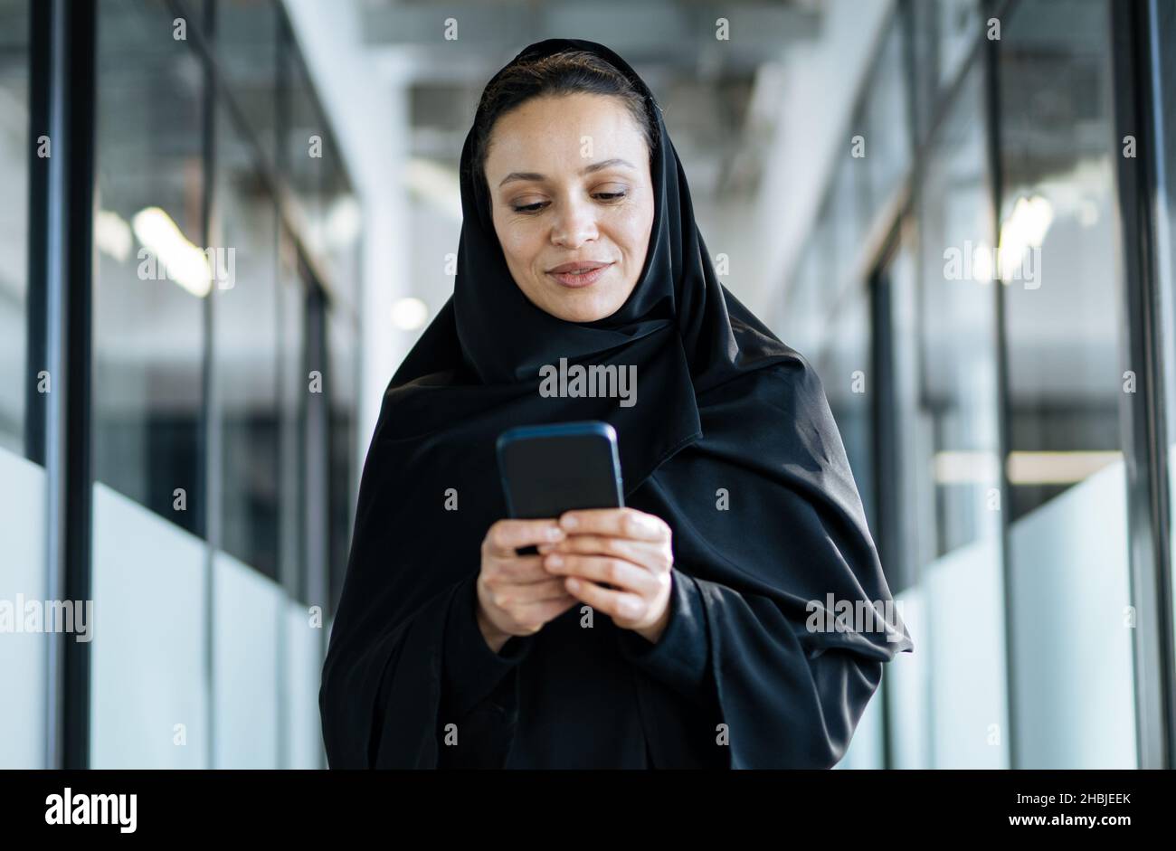 Abaya woman business hi-res stock photography and images - Page 2 - Alamy