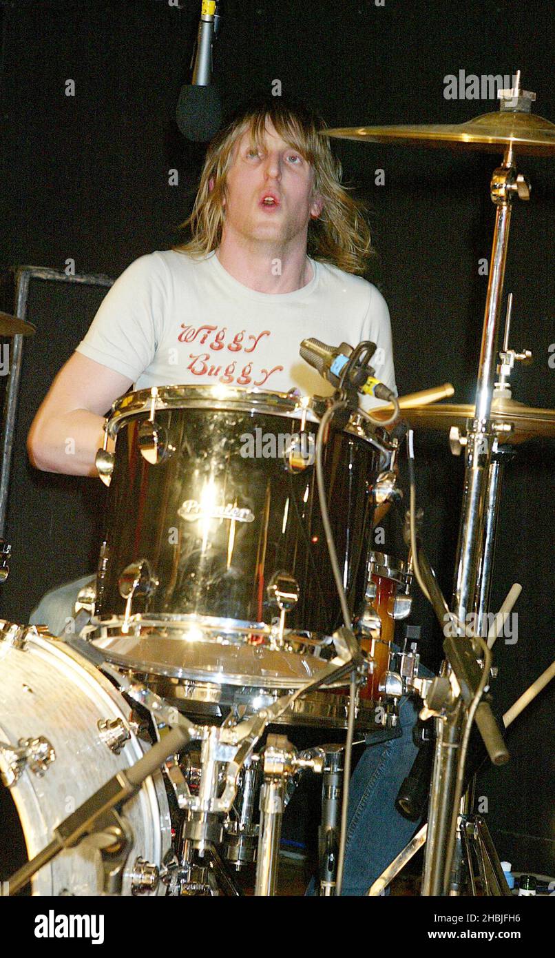 Christian Smith-Pancorvo of London-based indie-rock band Razorlight play live and sign copies of their latest single 'Rip It Up', released November 29, at Virgin Megastore, Oxford Street on December 2, 2004 in London. Stock Photo