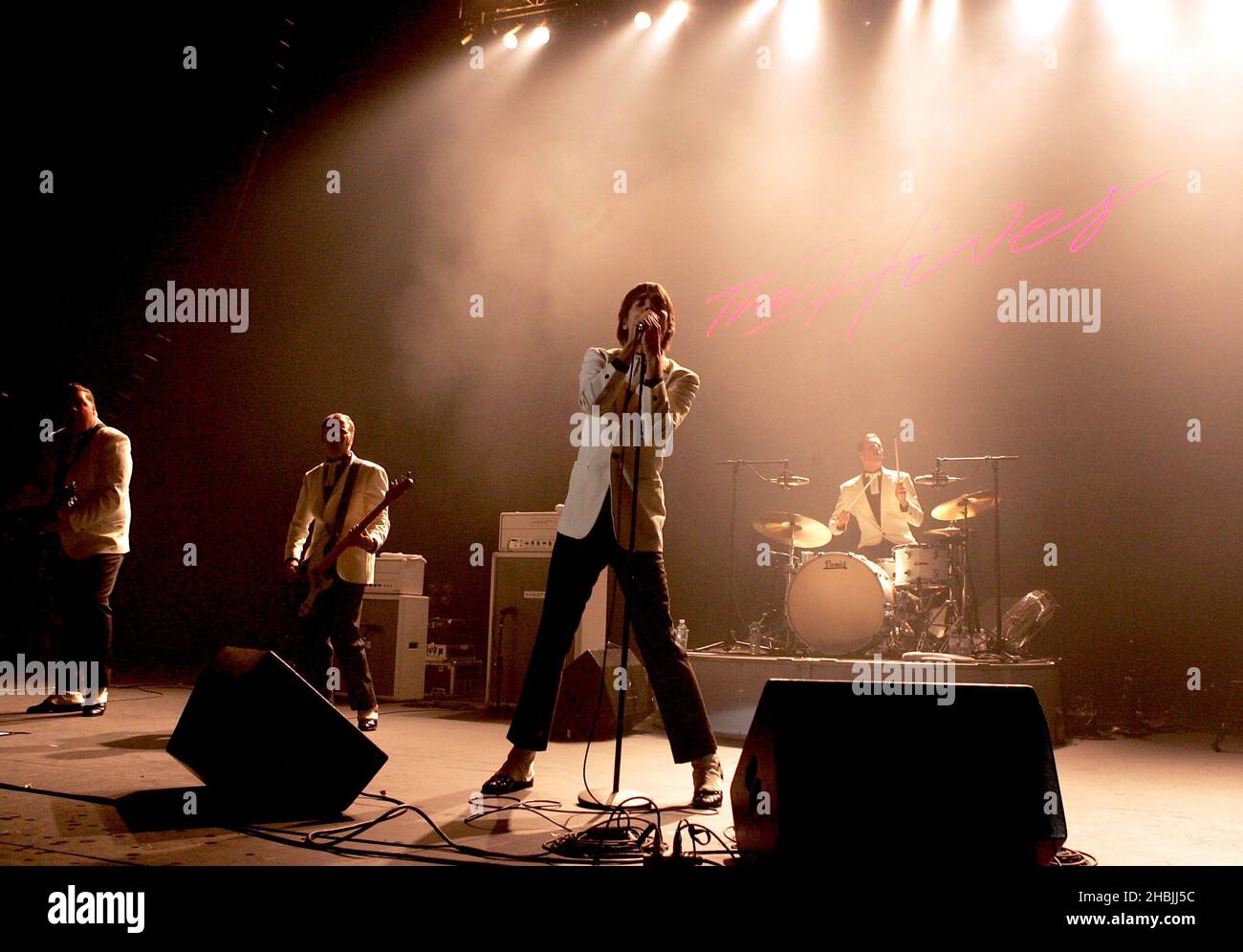Swedish punk pop four piece hives perform stage london pelle almqvist  hi-res stock photography and images - Alamy
