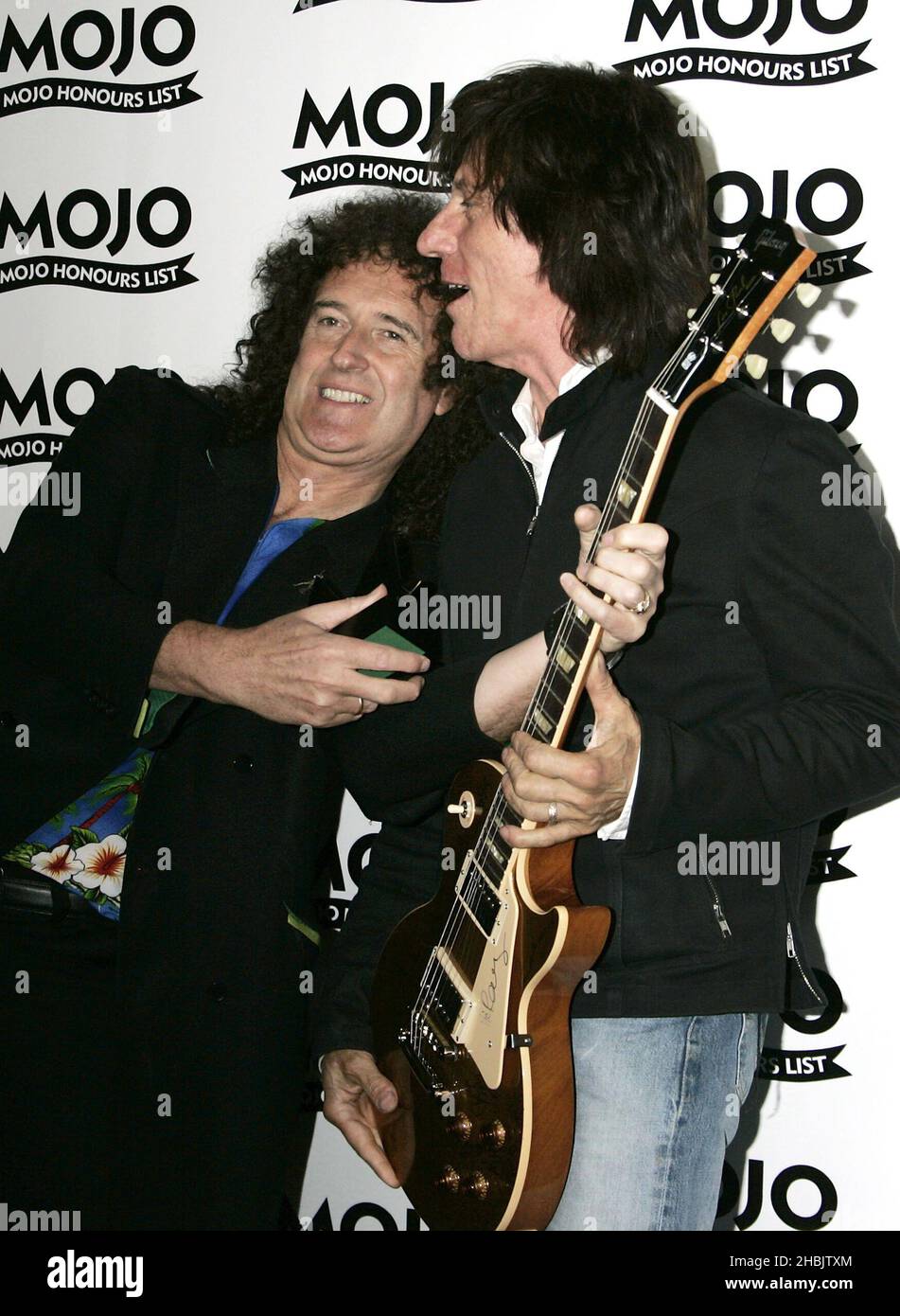 Brian May poses Jeff Beck with The Mojo Les Paul Award and Guitar Stock  Photo - Alamy