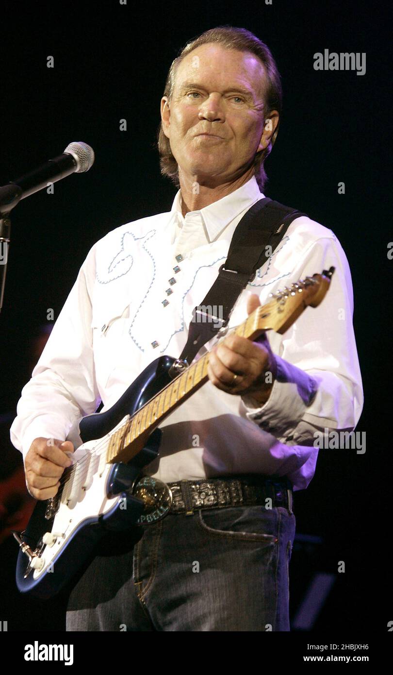 Glen Campbell Live On Stage Stock Photo - Alamy