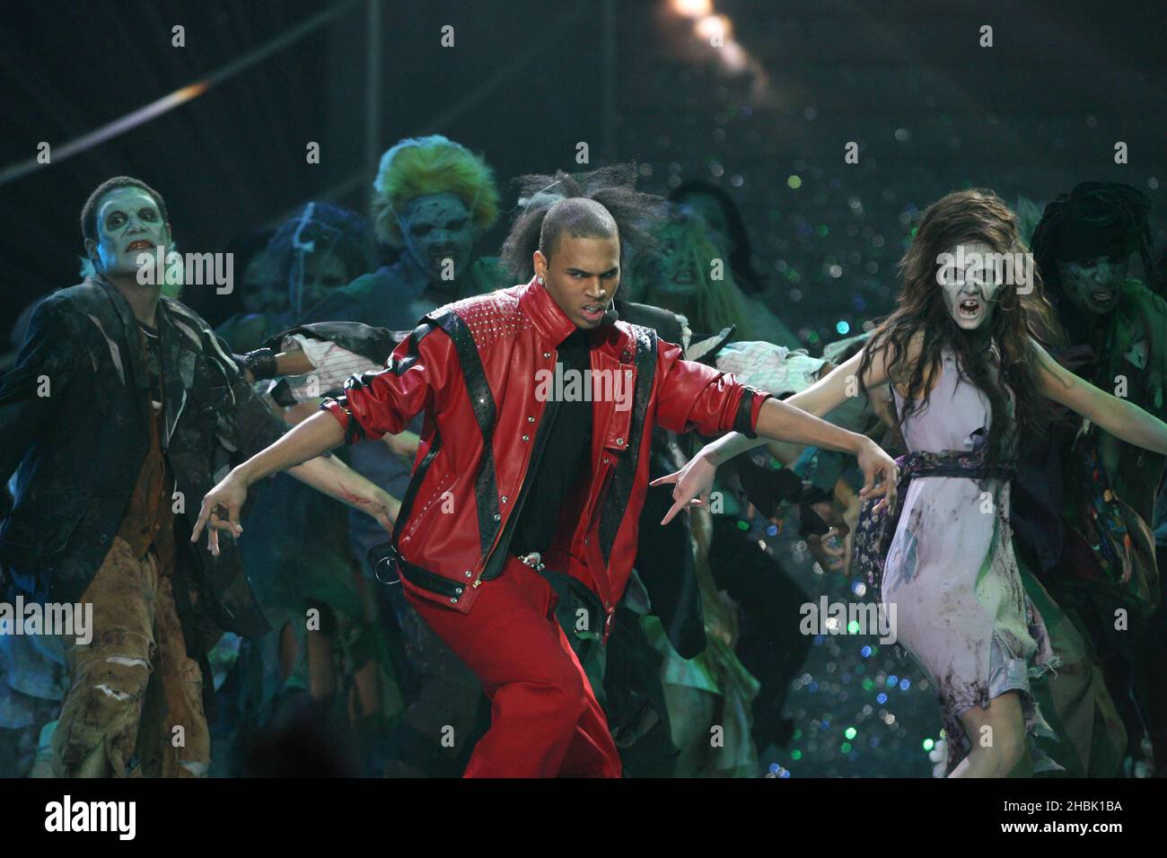 Chris Brown and dancers perform Michael Jackson's Thriller at the World Music Awards at Earls Court in Central London. Picture date: Wednesday 15 November 2006. Stock Photo