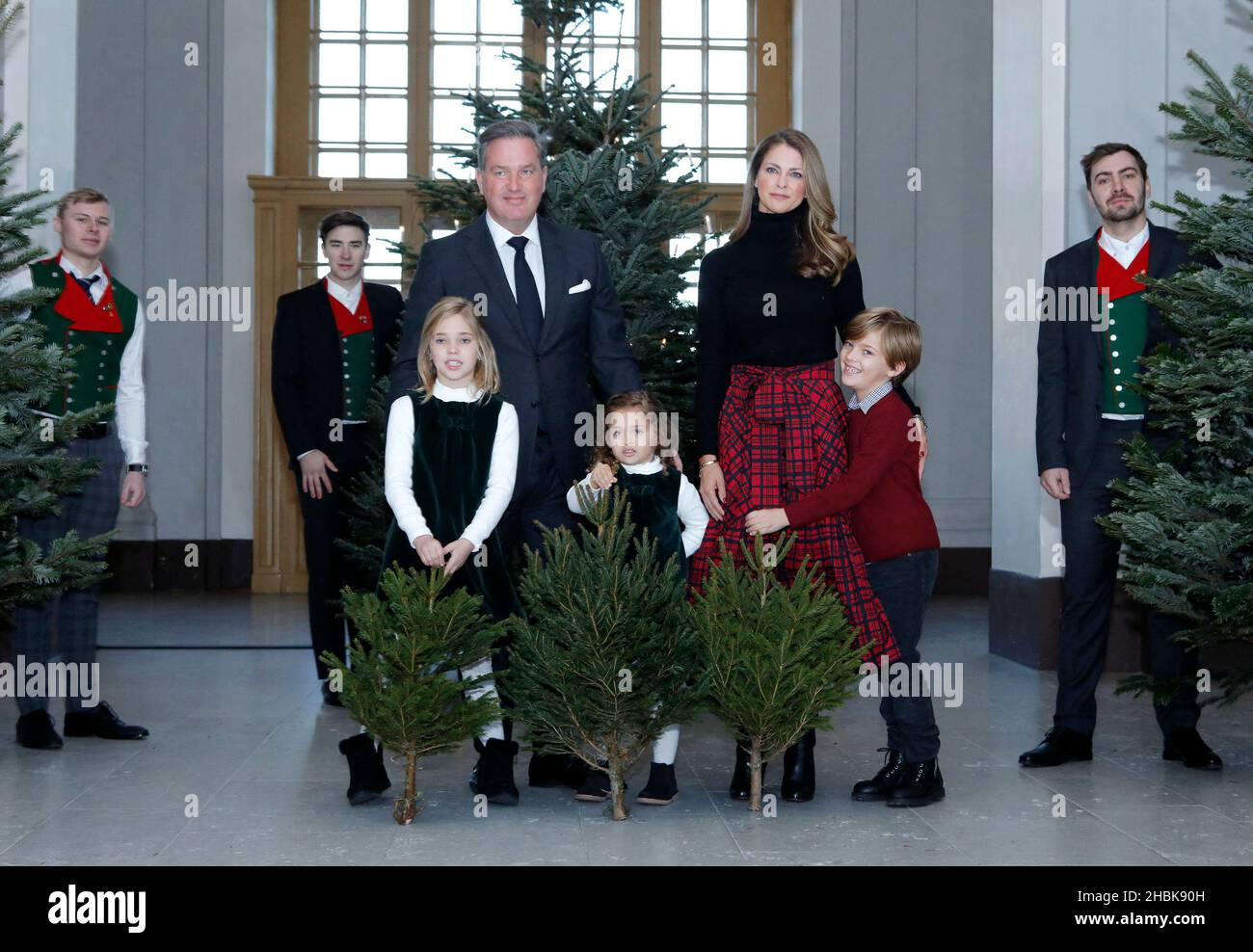 Stockholm, Sweden. 20th Dec, 2021. Sweden's Princess Madeleine, husband Chris O'Neill, Princess Leonore, Princess Adrienne and Prince Nicolas receive this years Christmas trees at the Royal Palace in Stockholm, Sweden, on December 20, 2021. Photo by Patrik C Osterberg/Stella Pictures/ABACAPRESS.COM Credit: Abaca Press/Alamy Live News Stock Photo