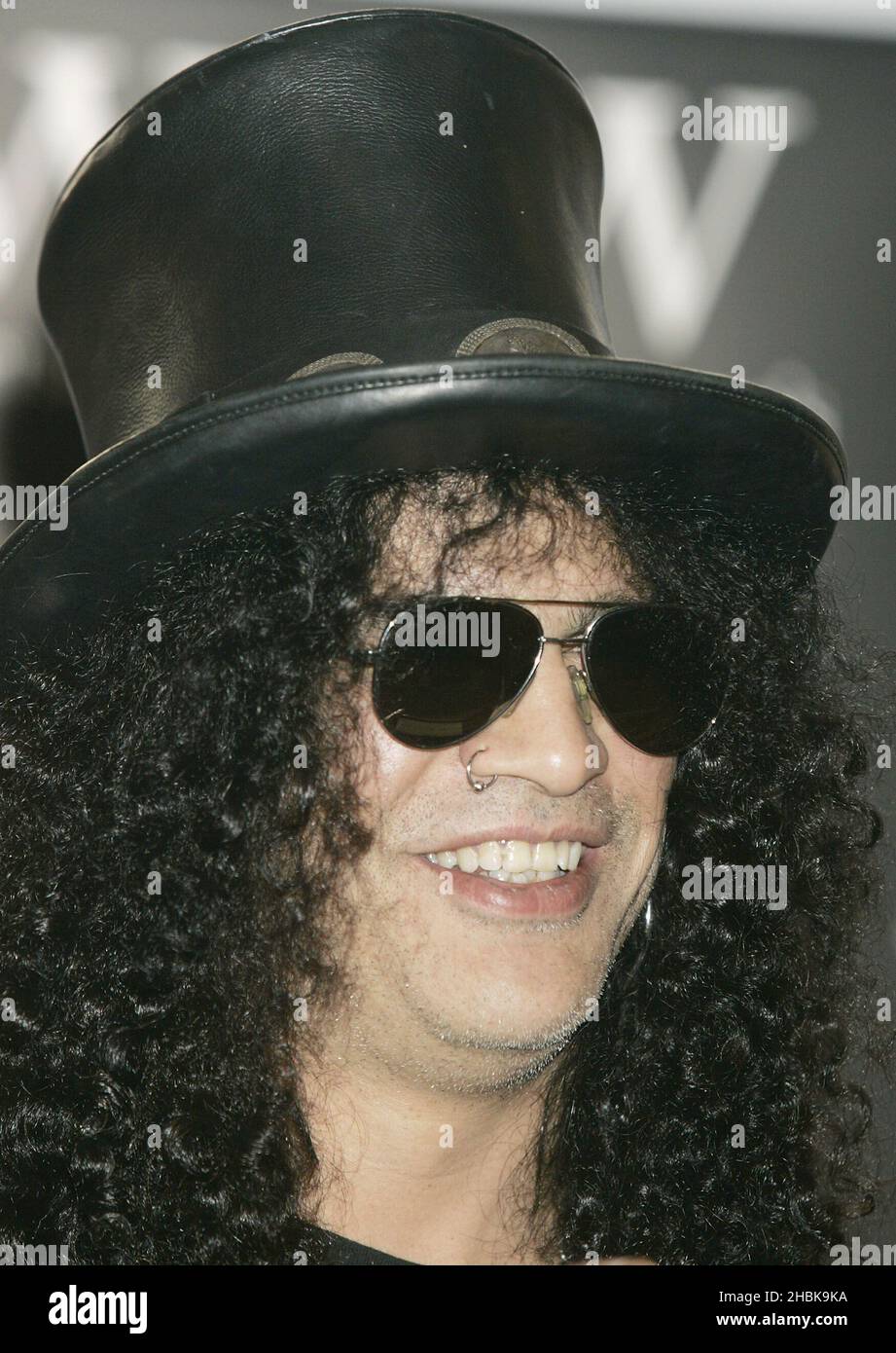 Former lead guitarist in Guns N' Roses, Slash, at Waterstone's book store  to sign copies of autobiography, 'Slash', a tell-all account of his life in  the legendary rock band Stock Photo -
