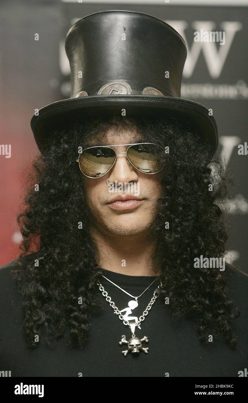 Former lead guitarist in Guns N' Roses, Slash, at Waterstone's book store  to sign copies of autobiography, 'Slash', a tell-all account of his life in  the legendary rock band Stock Photo -