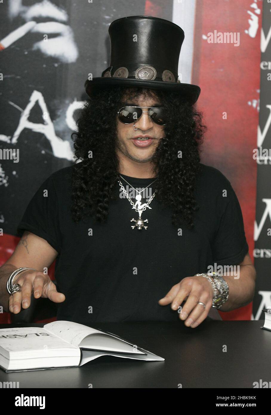 Former lead guitarist in Guns N' Roses, Slash, at Waterstone's book store  to sign copies of autobiography, 'Slash', a tell-all account of his life in  the legendary rock band Stock Photo 