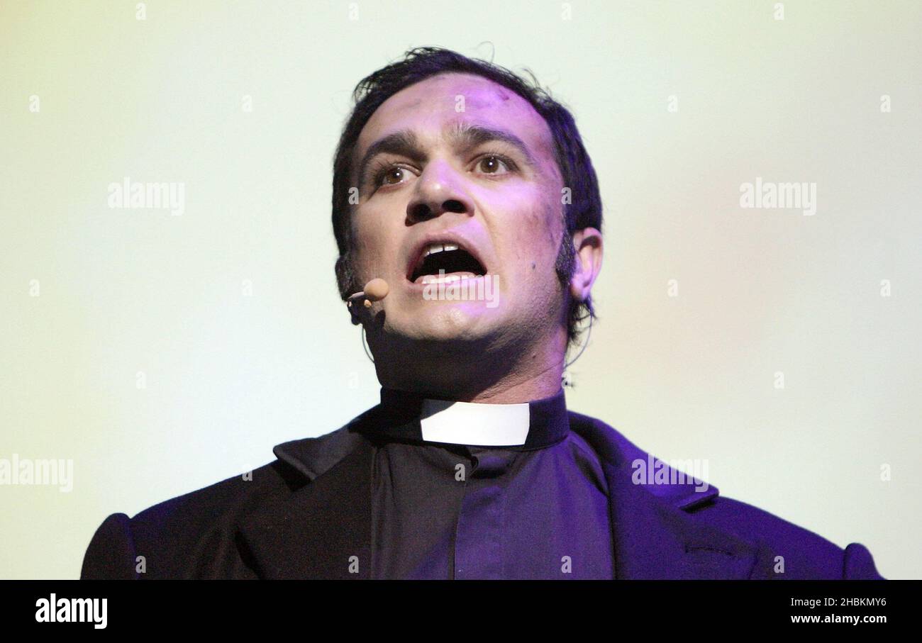 Shannon Noll performs during a dress rehearsal of War Of The Worlds at Elstree Studios, Borehamwood in Hertfordshire. Stock Photo