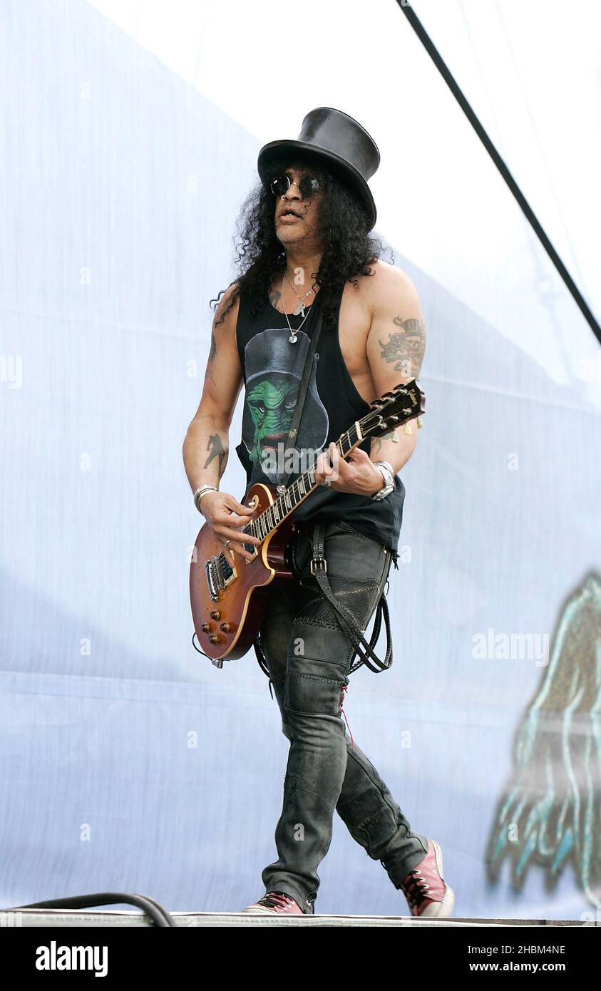 Slash guitarist hi-res stock photography and images - Alamy