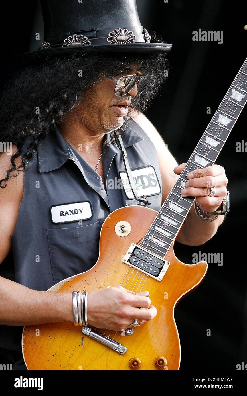 Slash guitarist hi-res stock photography and images - Alamy