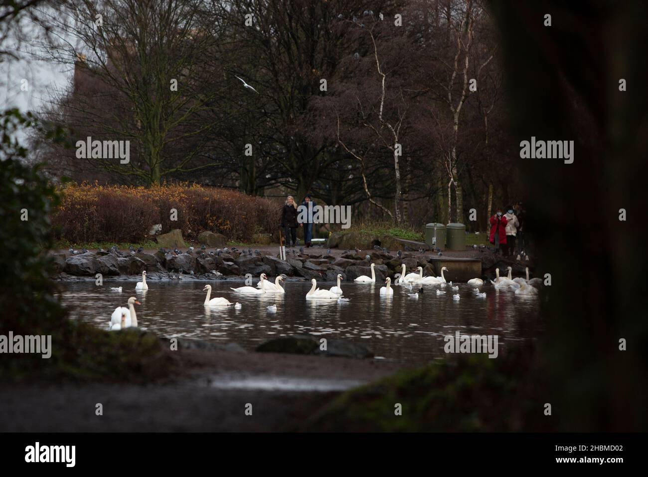 EDINBURGH, 20th December. Members of the public enjoy the outdoor in St Margarets Loch and Arthur's Seat Hill in Scotland in Edinburgh despite of Covid omicron variants. Pic Credit: Pako Mera/Alamy Live News Stock Photo