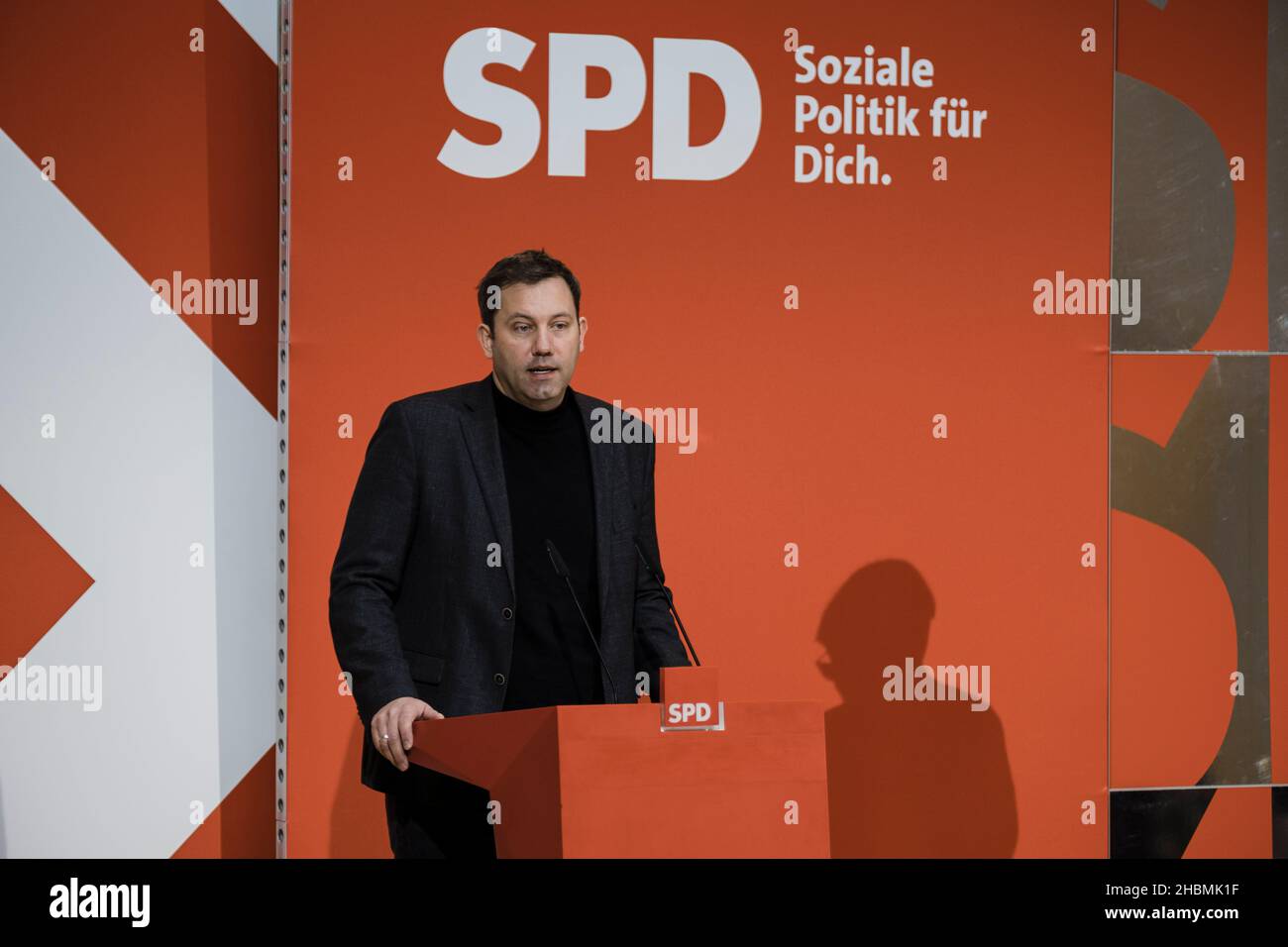 Berlin, Germany. 20th Dec, 2021. Lars Klingbeil at the press conference of the Social Democratic Party in Berlin on December 20, 2021. (Photo by Ralph Pache/PRESSCOV/Sipa USA) Credit: Sipa US/Alamy Live News Stock Photo