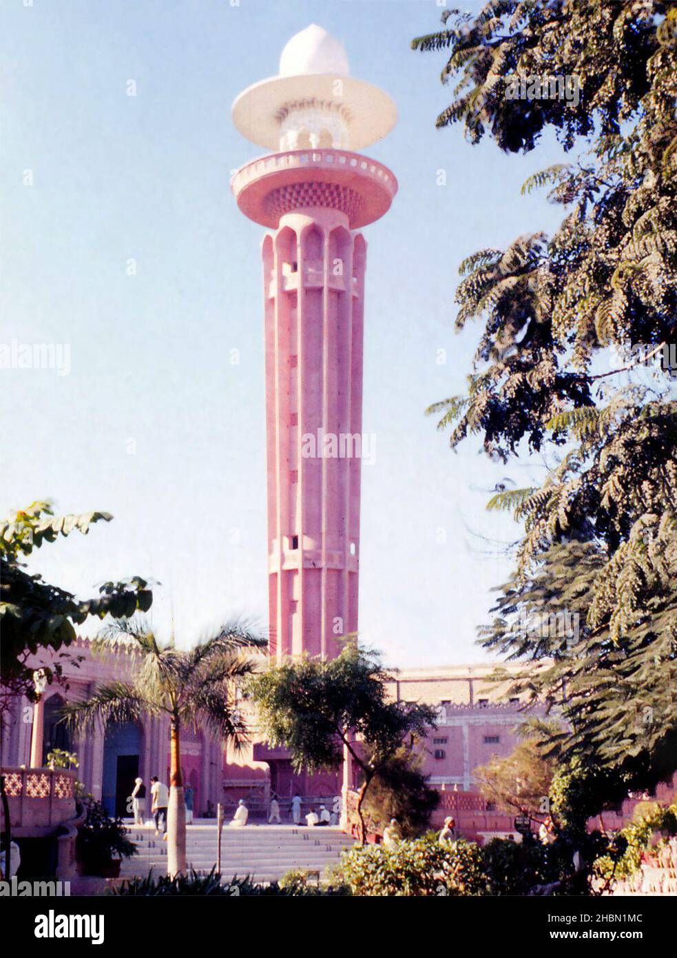 Minaret at Memon Masjid, Mosque, on M.A. Jinnah Road,  Karachi, 14th or 15th December 1970 Stock Photo