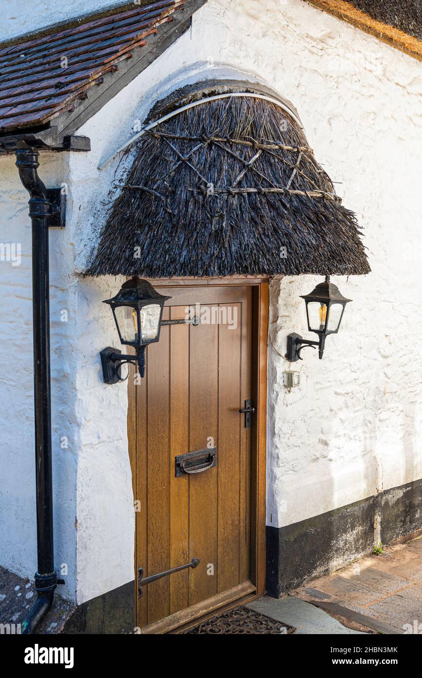 Cottage with white porch hi-res stock photography and images - Alamy