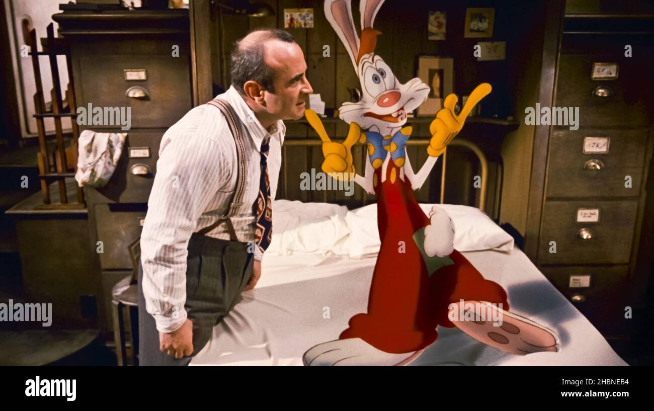 USA. Bob Hoskins and Roger Rabbit in a scene from the (C)Buena Vista Pictures/Touchstone Pictures/ Warner Bros. movie : Who Framed Roger Rabbit (1988) . Plot: A toon-hating detective is a cartoon USA. Bob Hoskins and Roger Rabbit in a scene from the (C)Buena Vista Pictures/Touchstone Pictures/ Warner Bros. movie : Who Framed Roger Rabbit (1988) . Plot: A toon-hating detective is a cartoon