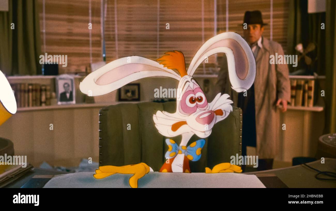 USA. Bob Hoskins and Roger Rabbit in a scene from the (C)Buena Vista  Pictures/Touchstone Pictures/ Warner Bros. movie : Who Framed Roger Rabbit  (1988) . Plot: A toon-hating detective is a cartoon