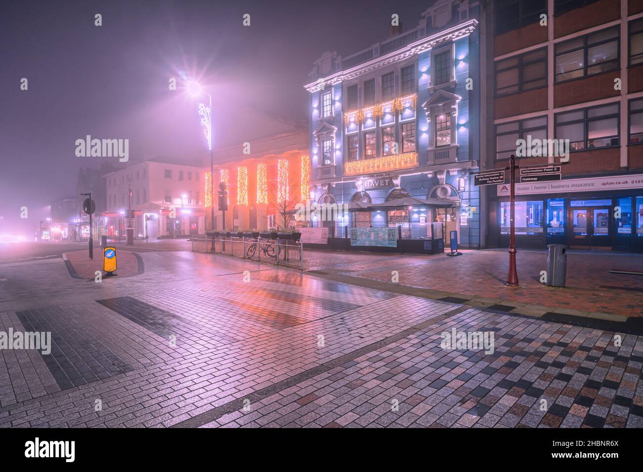 Tunbridge Wells, Kent, UK. 19th Dec, 2021. The town centre Christmas decoration is deserted, with shoppers deserting the town in droves., Credit: Sarah Mott/Alamy Live News Stock Photo