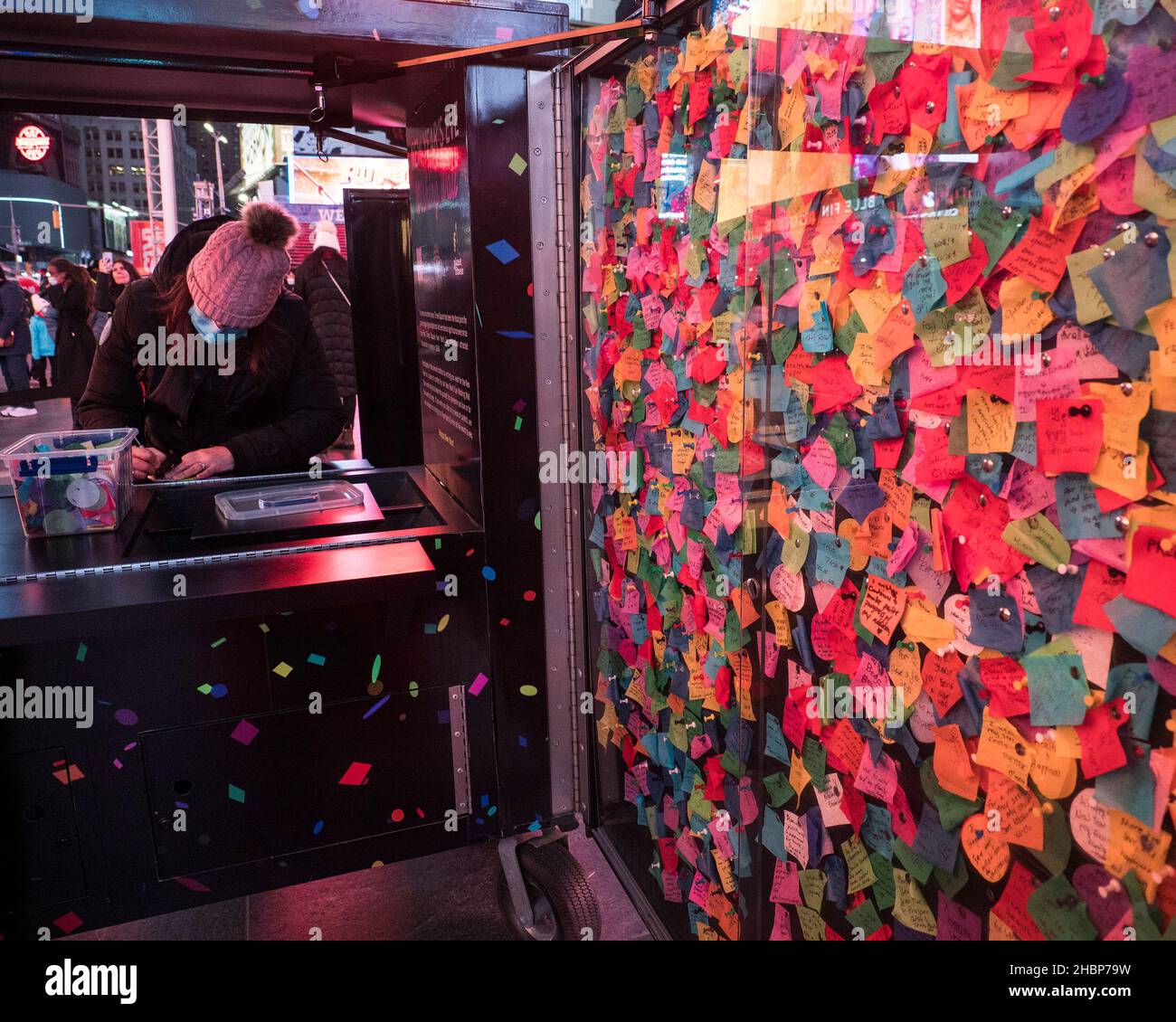 Wishing wall in times square hires stock photography and images Alamy