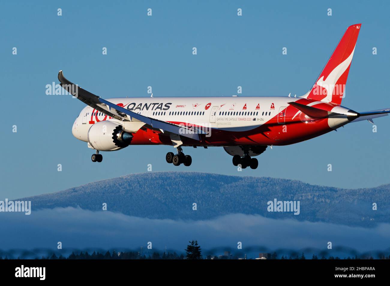 Znj Qantas boeing 787 9 dreamliner hi-res stock photography and images - Alamy