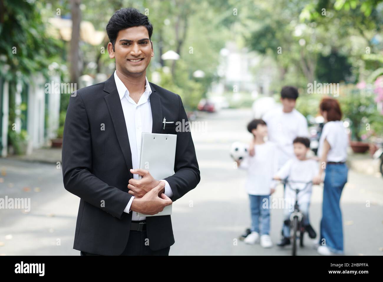 Foloder Background Portrait of smiling insurance agent with documents folder, family ...