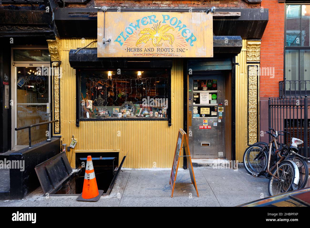 Flower Power Herbs & Roots, 406 E 9th St, New York, NYC storefront photo of a herbal shop in the East Village neighborhood of Manhattan. Stock Photo