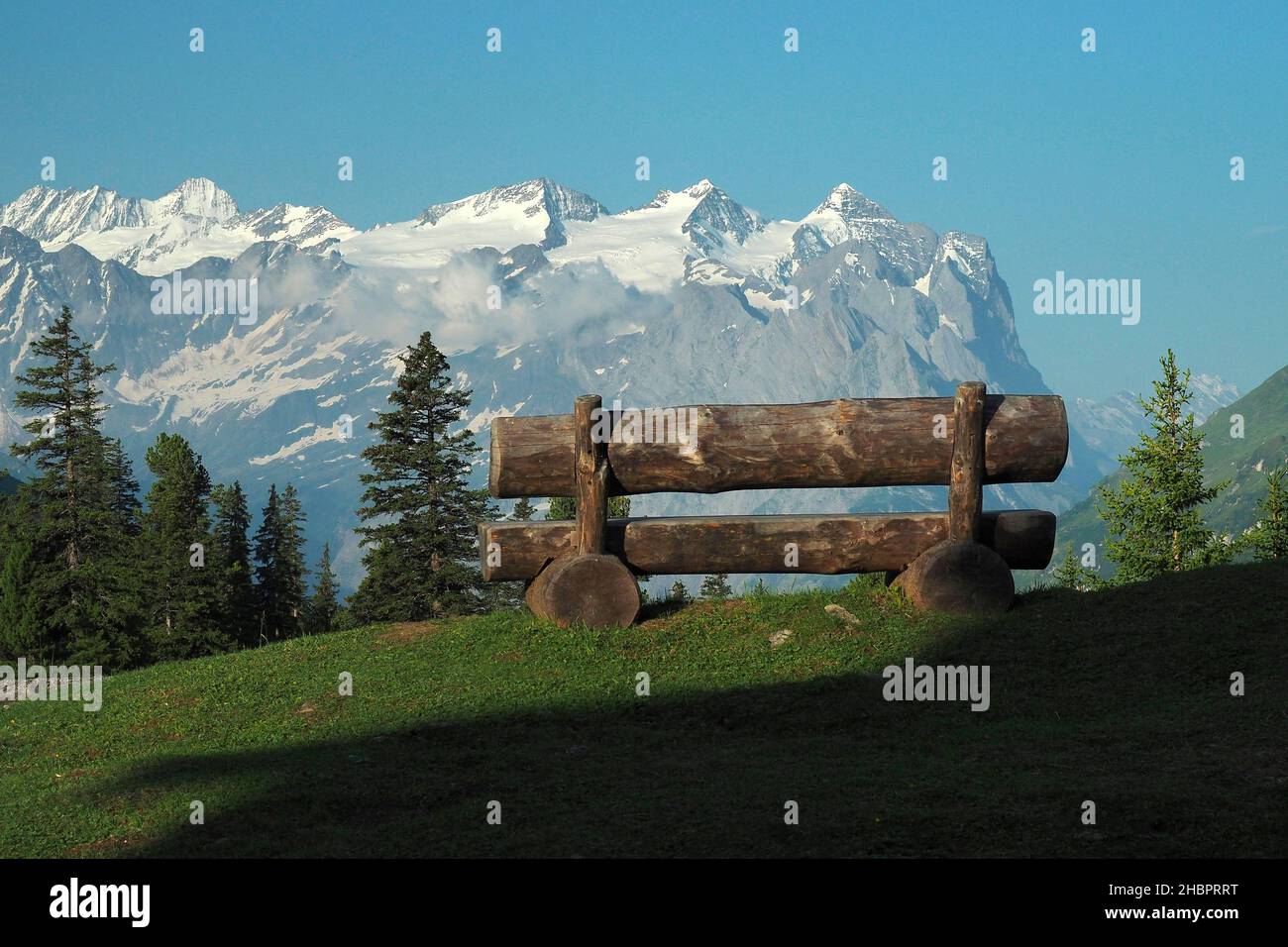 Sitzbank auf  Engstlenalp BE mit Berner Alpen Stock Photo