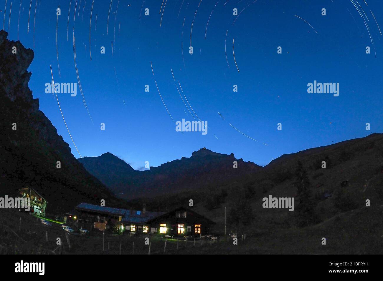Spillbodenalp ob Mürren bei Nacht mit Sternenhimmel Stock Photo
