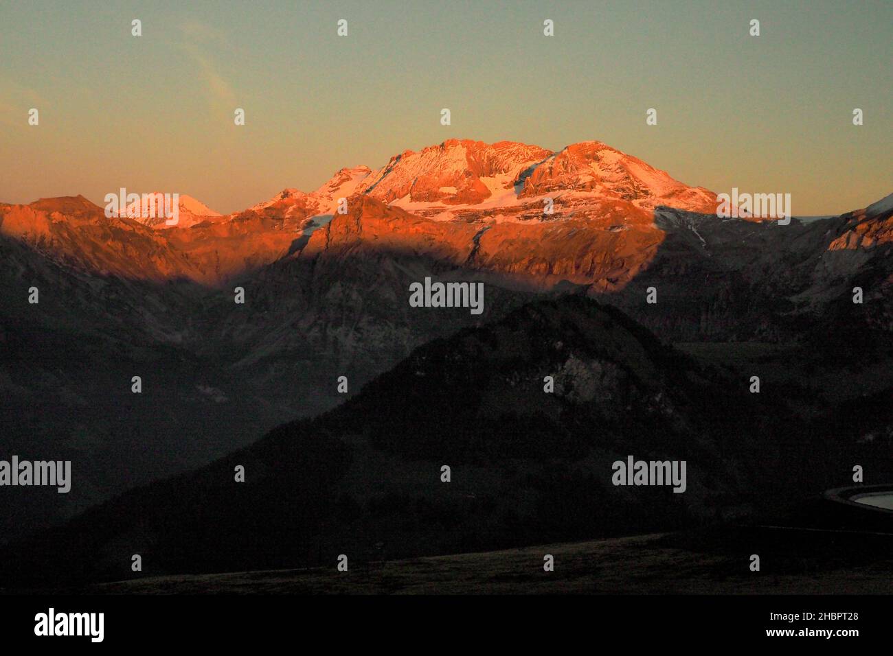 Sonnenuntergang an Bergen überdemSimmental bei Lenk Stock Photo