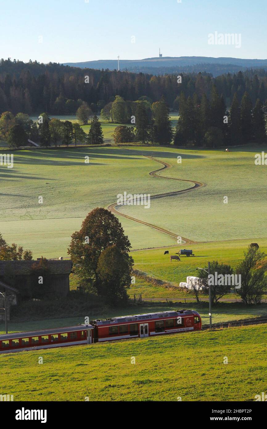 Zug bei Le Bemont in den Jura Freibergenmit Chasseral Stock Photo