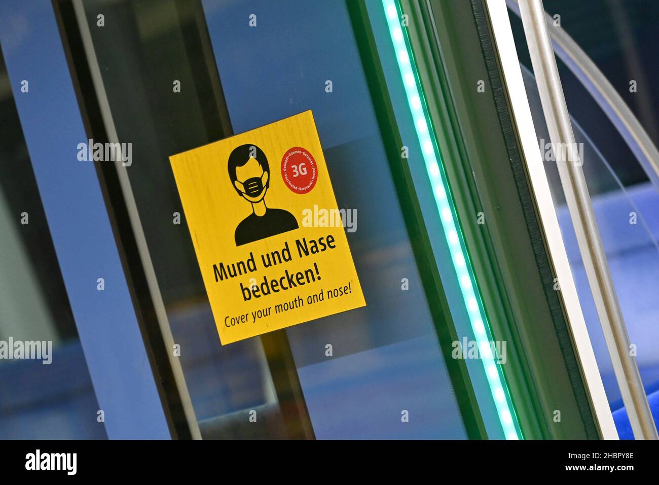Public transport in buses and trains only after the 3G rule - vaccinated, recovered, tested. Sticker, sign on a U-Bhan wagon MOUTH NOSE BEDECKEN, 3G, introduction FFP2 Mask requirement in public transport. U-Bahn Muenchen, OEPNV, public transport, local transport, MVG, Metro. Credit: dpa picture alliance/Alamy Live News Stock Photo