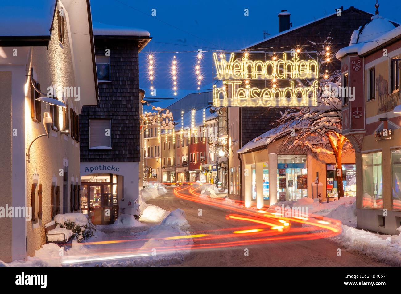 die Marktstraße von Teisendorf in weihnachtlicher Beleuchtung, Landkreis Berchtesgadener Land, Oberbayern, Deutschland Stock Photo