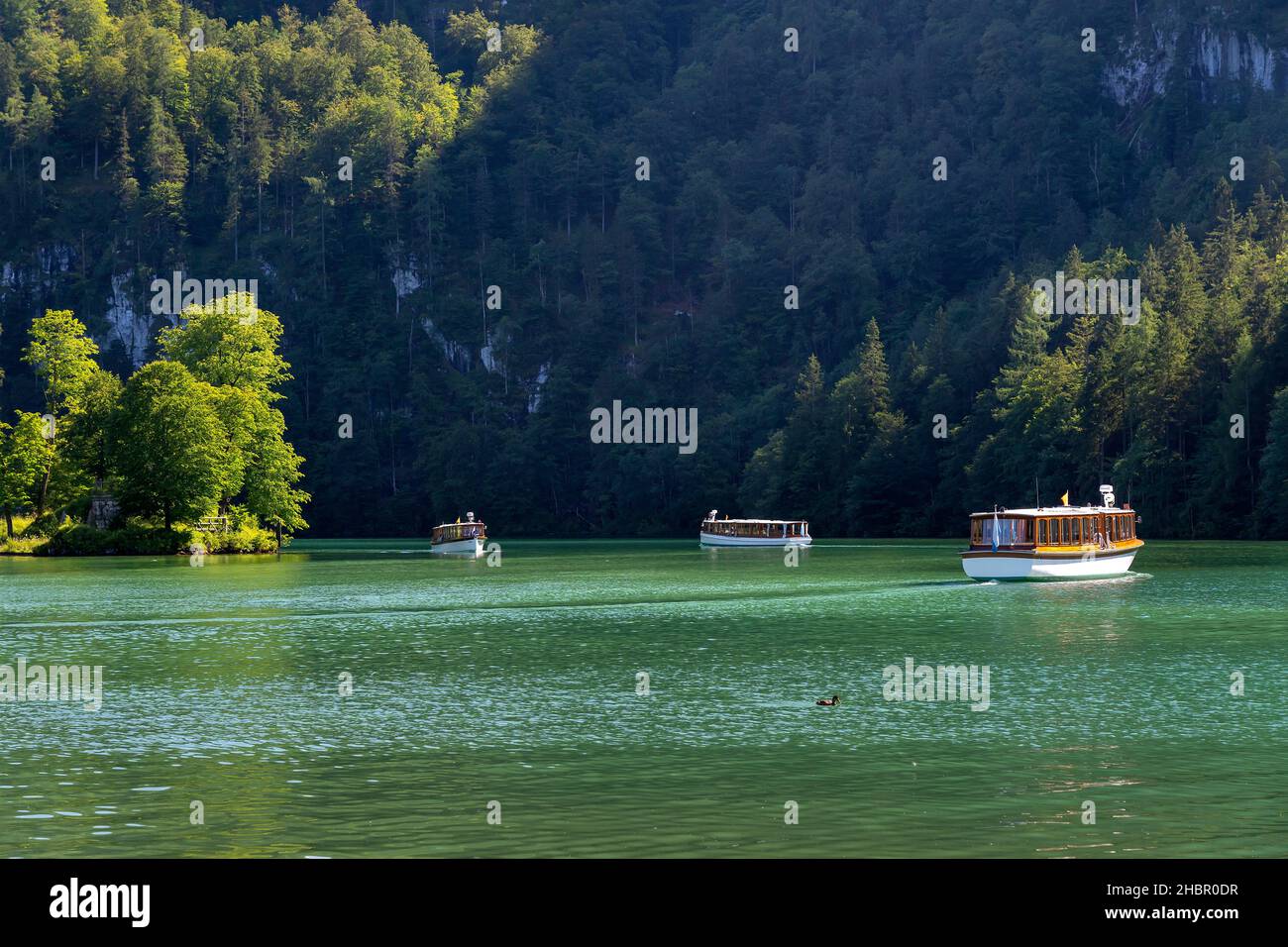 die Schifffahrt auf dem Königsees im Berchtesgadener Land, Oberbayern,  an der Seelände mit der kleinen Insel Christlieger im Abendlicht Stock Photo