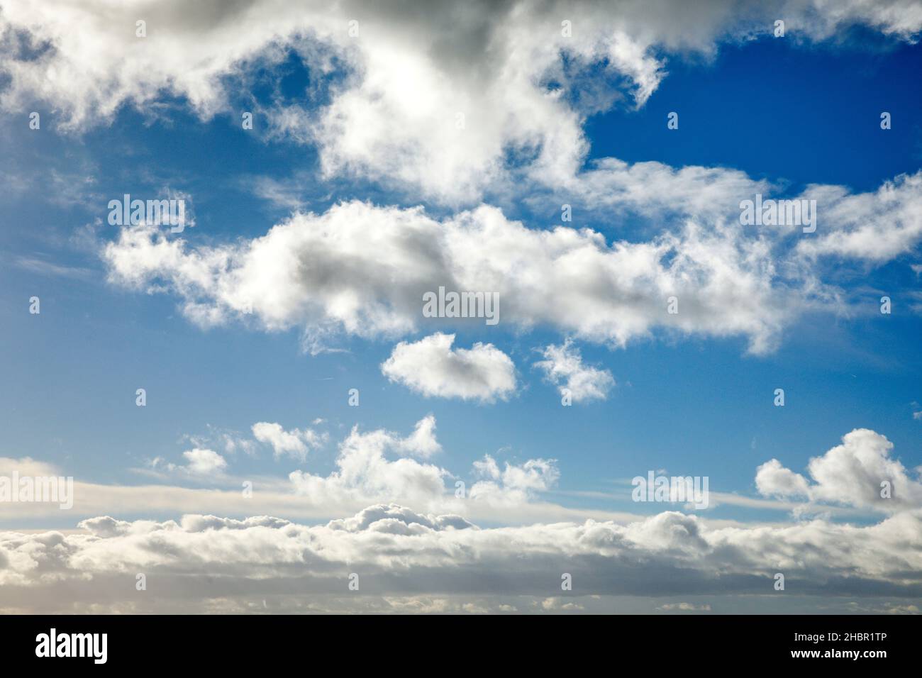 Schäfchen-. Schleier- und Haufenschichtwolken zieren bei starkem Wind den blauen Himmel Stock Photo