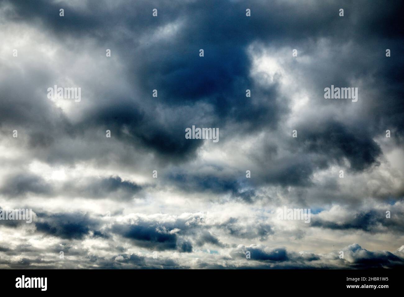 Stratocumulus Wolken bilden bei Föhnsturm spektakuläres Wolkengebilde am Himmel Stock Photo