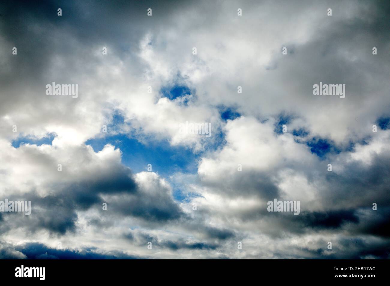 Stratocumulus Wolken und blaue Himmelsfenster bilden bei Föhnsturm spektakuläres Wolkengebilde am Himmel Stock Photo