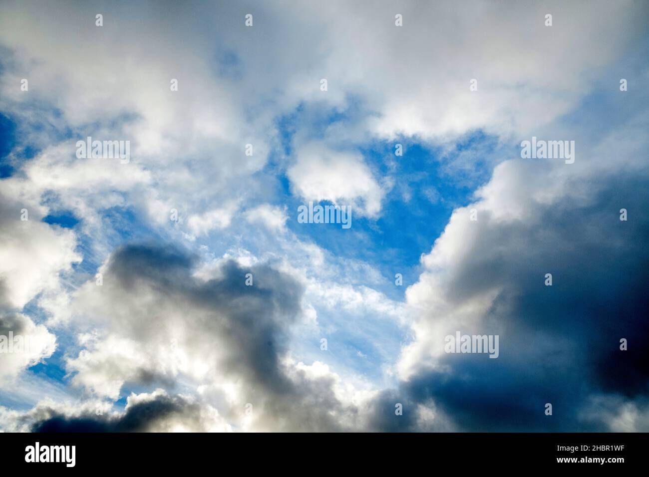 Stratocumulus Wolken und blaue Himmelsfenster bilden bei Föhnsturm spektakuläres Wolkengebilde am Himmel Stock Photo