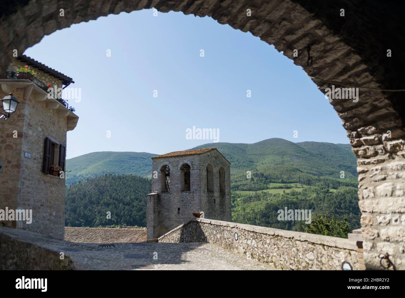medieval-village-of-vallo-di-nera-orange-flag-view-from-the-town-hall
