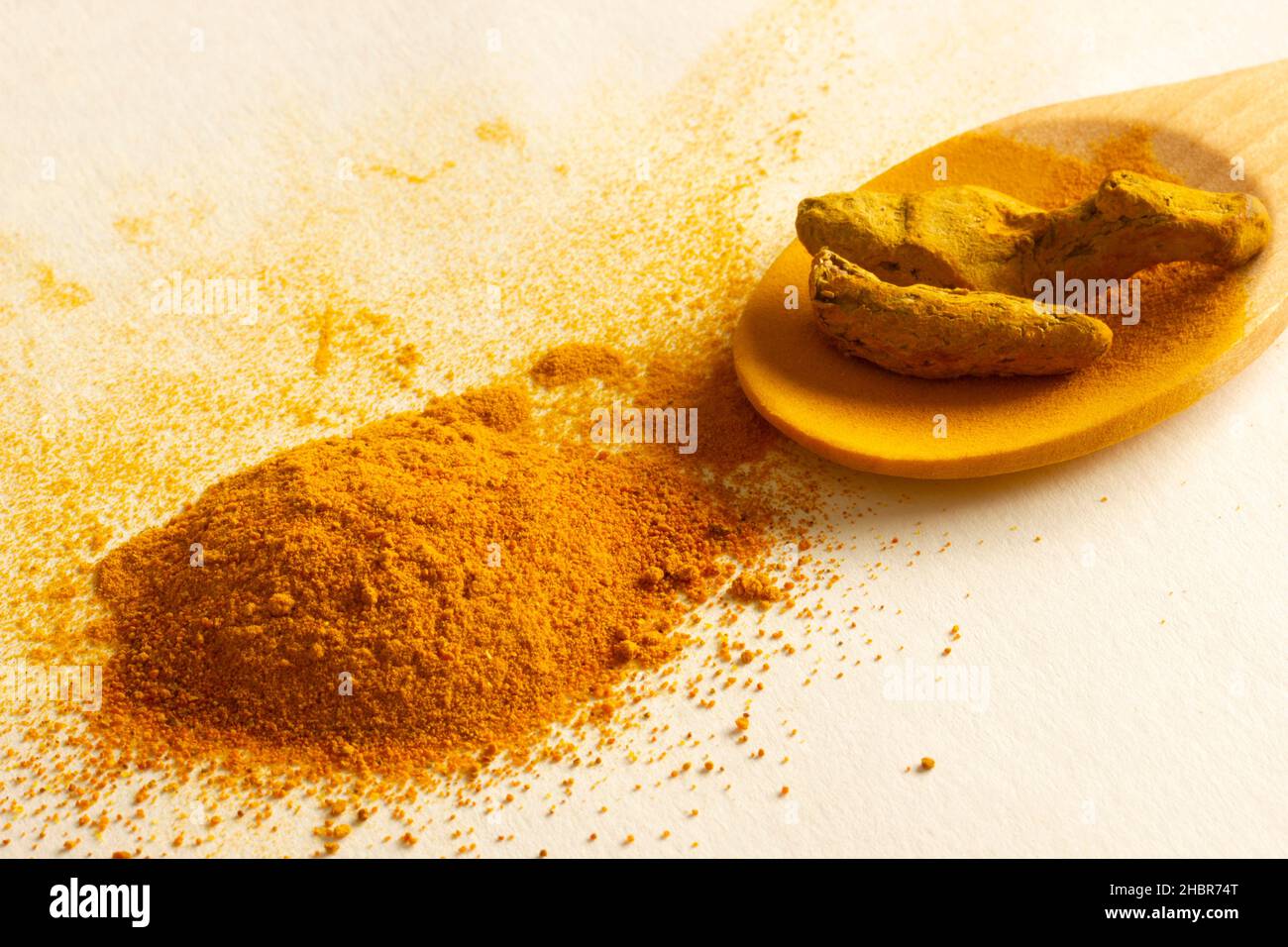 Turmeric stick and powder. Complementary medicine Stock Photo Alamy