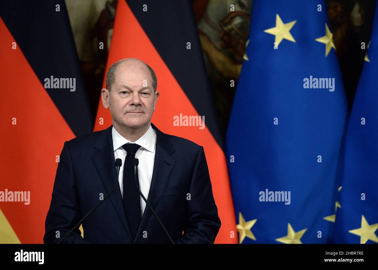Roma, Italy. 20th Dec, 2021. Italy, Rome, December 20, 2021 : Italian Prime Minister Mario Draghi receives German Chancellor Olaf Scholz at Palazzo Chigi. In the photo : Olaf Scholz in press conference. Photo Credit: Fabio Cimaglia/Sintesi/Alamy Live News Stock Photo
