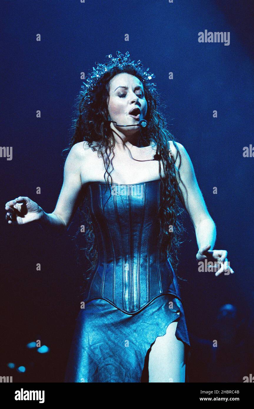 Sarah Brightman continuing her 'La Luna' world tour, performing tracks from her latest album 'La Luna', at the Royal Albert Hall in London, UK. 10th May 2001. Stock Photo