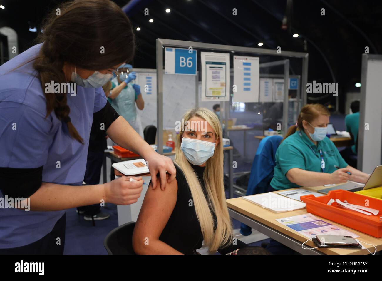 Pauline LaMon receives her booster jab at a COVID-19 booster vaccination centre at the Titanic Exhibition Centre in Belfast. Picture date: Tuesday December 21, 2021. Stock Photo