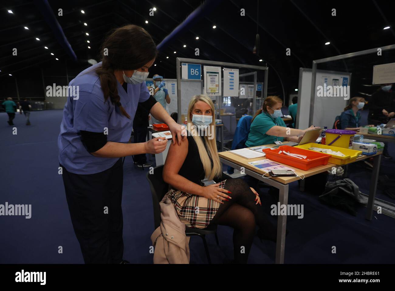 Pauline LaMon receives her booster jab at a COVID-19 booster vaccination centre at the Titanic Exhibition Centre in Belfast. Picture date: Tuesday December 21, 2021. Stock Photo