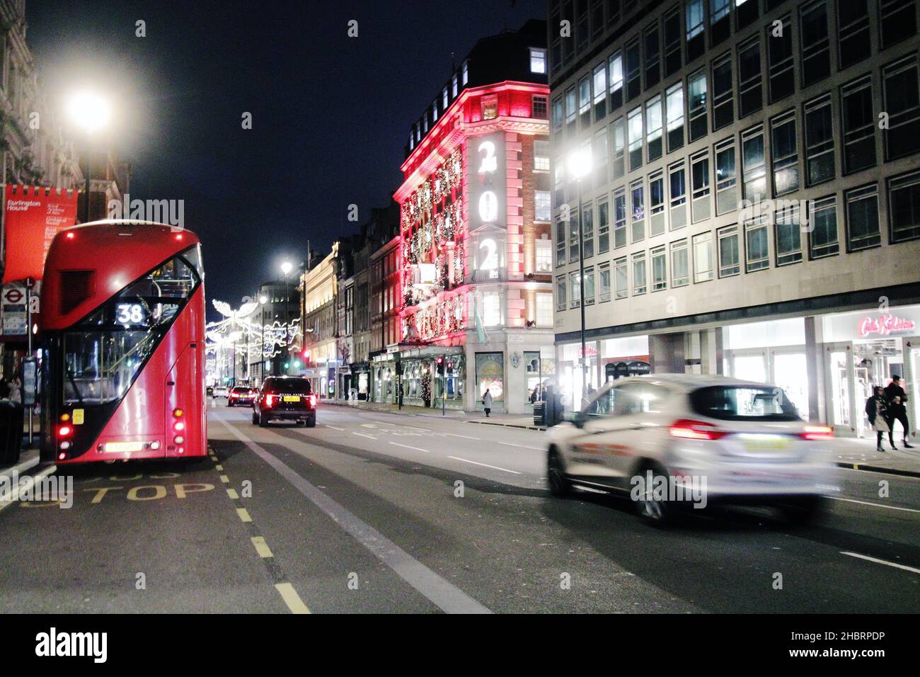 London was empty on Monday. A lot of restaurants closed for Christmas instead of opening for Christmas. The restaurants that are open do not have too many customers in. George,isabel,french restaurant at shepherd market and some others there closed. Open was loulou’s but not more than fifty people there. Oswald’s open but only twenty people there scott’s open with some people in, harry’s bar twenty people in, the arts club open butttttt and inky house closed.a lot of them will open after Christmas and a lot of them will never open again Piccadilly Circus a bit busy 20-12-2021 blitz pictures al Stock Photo