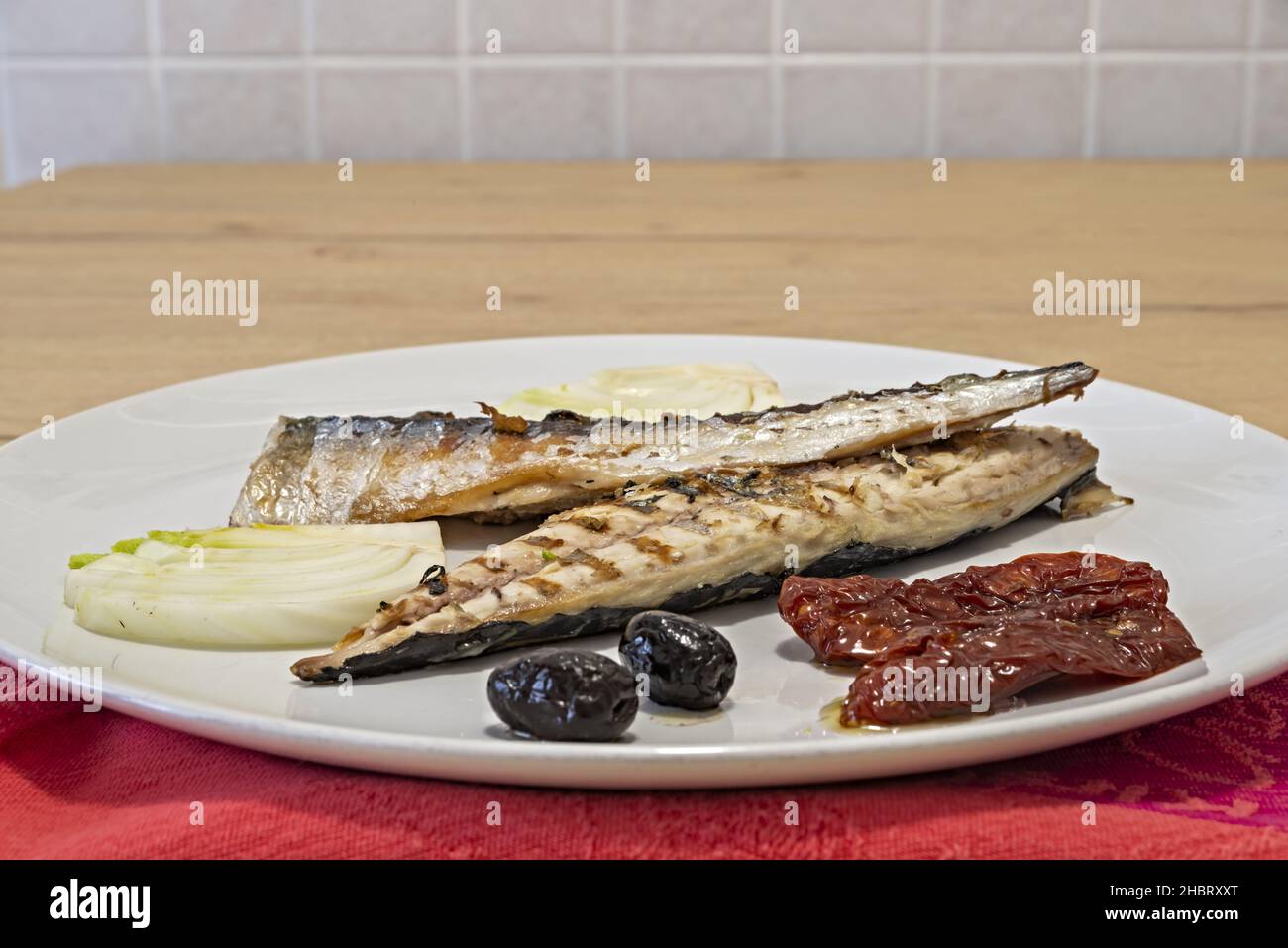 filetto di sgombro alla piastra con pomodoro secco olive nere finocchio  vista da sopra Stock Photo - Alamy