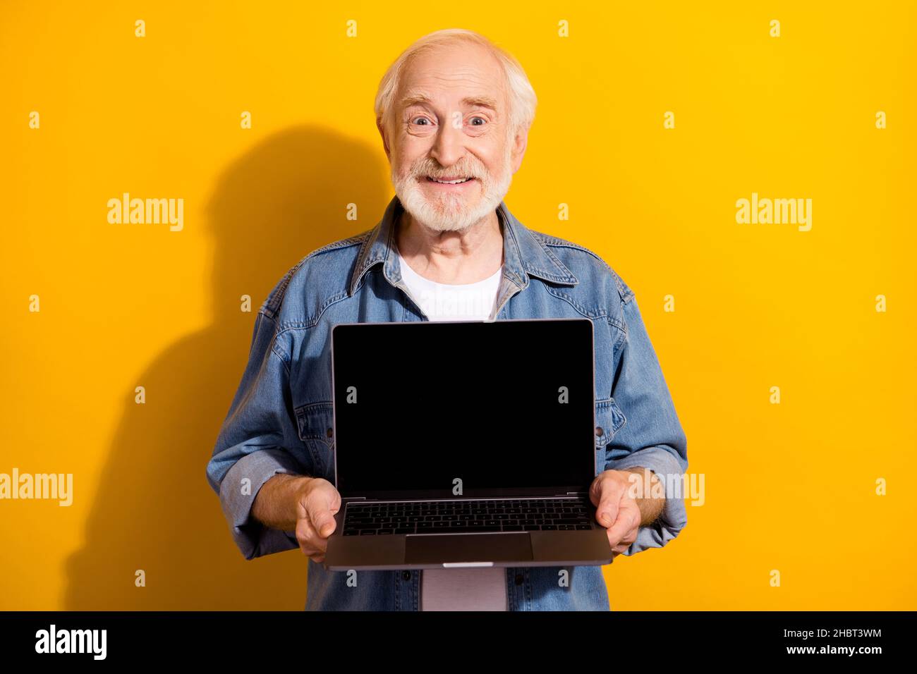Old man grey beard computer hi-res stock photography and images - Alamy