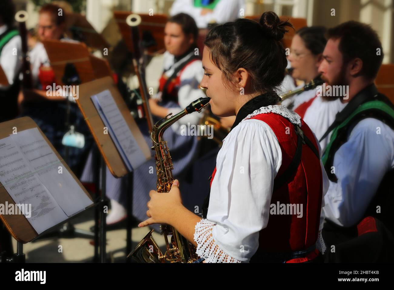 Musik Meran, Kurstadt, Weinfest, Trachtenfest, Trachtenumzug, Saxophonspieler, Orchester oder Musikkapelle beim Konzert. Südtirol, Dolomiten, Italien Stock Photo