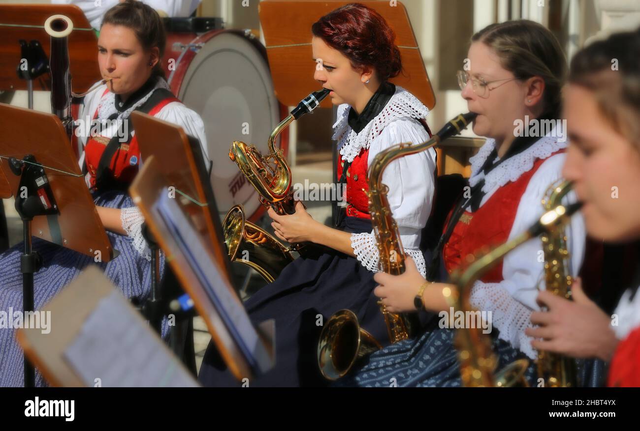 Musik Meran, Kurstadt, Weinfest, Trachtenfest, Trachtenumzug, Saxophonspieler, Orchester oder Musikkapelle beim Konzert. Südtirol, Dolomiten, Italien Stock Photo