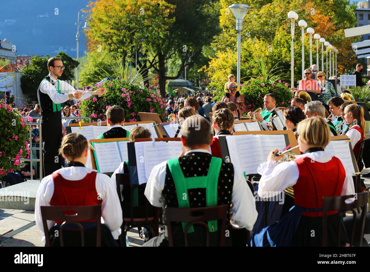 Meran, Kurstadt, Weinfest, Trachtenfest, Trachtenumzug, Orchester oder Musikkapelle beim Konzert. Meran, Südtirol, Dolomiten, Italien Stock Photo