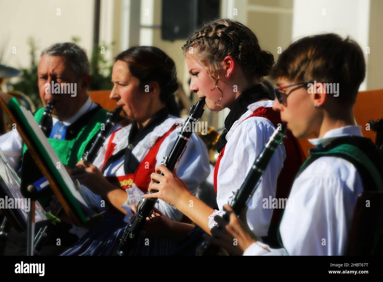 Musik Meran, Kurstadt, Weinfest, Trachtenfest, Trachtenumzug, Flötenspieler, Orchester oder Musikkapelle beim Konzert. Südtirol, Dolomiten, Italien Stock Photo