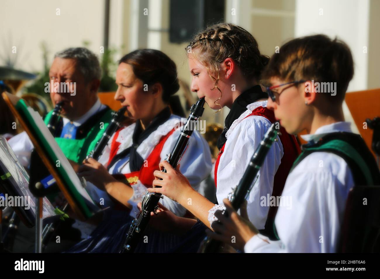 Musik Meran, Kurstadt, Weinfest, Trachtenfest, Trachtenumzug, Flötenspieler, Orchester oder Musikkapelle beim Konzert. Südtirol, Dolomiten, Italien Stock Photo