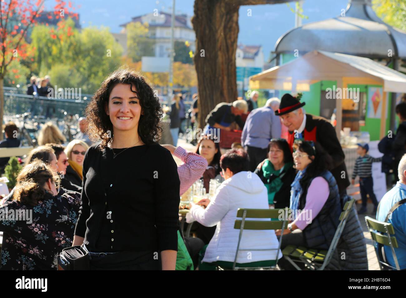 Biergarten, Meran, Kurstadt, Weinfest, Trachtenfest, Unterhaltung und Freude im Biergarten beim Wein und Bier trinken Stock Photo